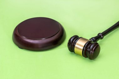 Hukuk sembolleri - yeşil arka plan üzerinde izole tokmak