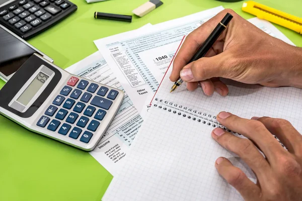 Hombre Llenar Formulario Impuestos Con Pluma Calculadora —  Fotos de Stock