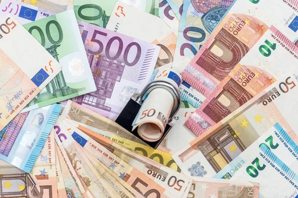 para güvenlik kavramı - euro banknot ve asma kilit