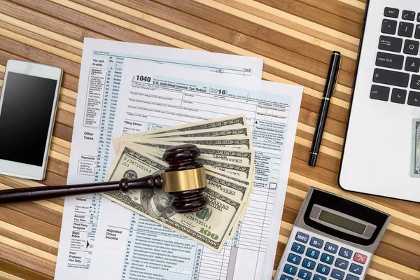 hammmer, vergi formu, dolar ve laptop - iş kavramı