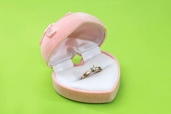 Caja Boda Regalo Abierta Con Anillo Aislado Verde — Foto de Stock