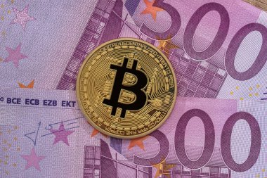 Altın bitcoin 500 euro banknot yukarıda. yakın çekim