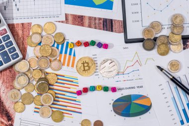 litekoin, bitcoin, euro coin iş grafiği, hesap makinesi ve kalemle
