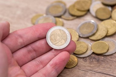 Euro coins gösterilen adam. yakın çekim. parasal.