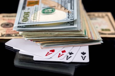 siyah izole Doları ile dört poker Aslar.