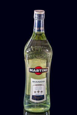 Ternopil, Ukrayna - 18 Nisan 2017: Siyah arka planda izole edilmiş bir şişe Martini Bianco, Vermouth, İtalya