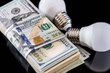 Beyaz bir arka plan üzerinde izole ABD para ile LED ampul