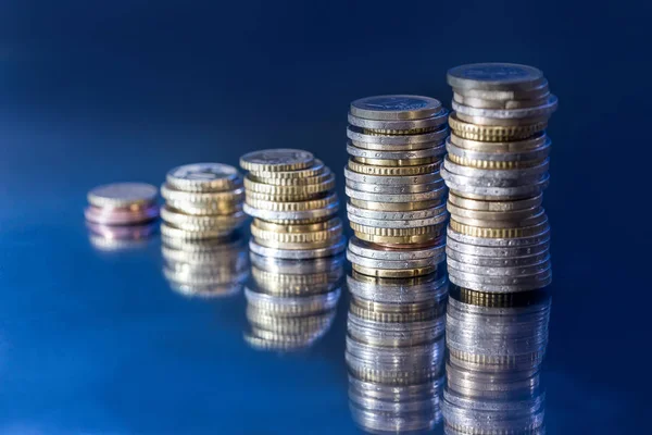 Moneta Euro Come Grafico Commerciale Isolato Sfondo Blu Nero — Foto Stock