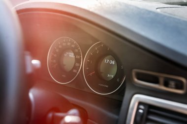 Arabanın içi, gösterge paneli, salon detayları, kapatın.