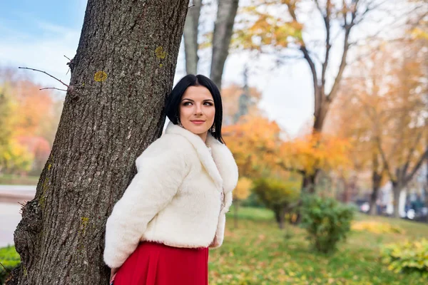 Leende Brunett Kvinna Poserar Nära Stammen Ett Träd — Stockfoto