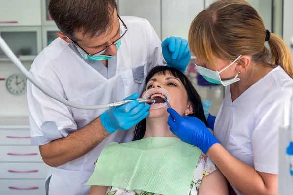 Doktor Hemşire Hastalarla Dişçilik Yapıyor — Stok fotoğraf