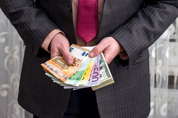 Hombre Negocios Tiene Paquete Dólares Euros Sus Manos — Foto de Stock