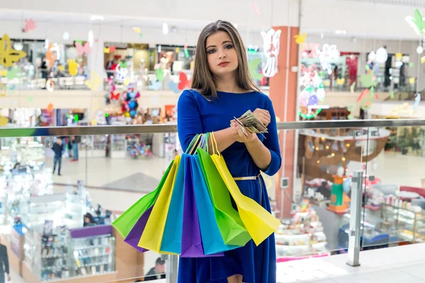 Donna Stanca Fare Shopping Con Dollari Carta — Foto Stock