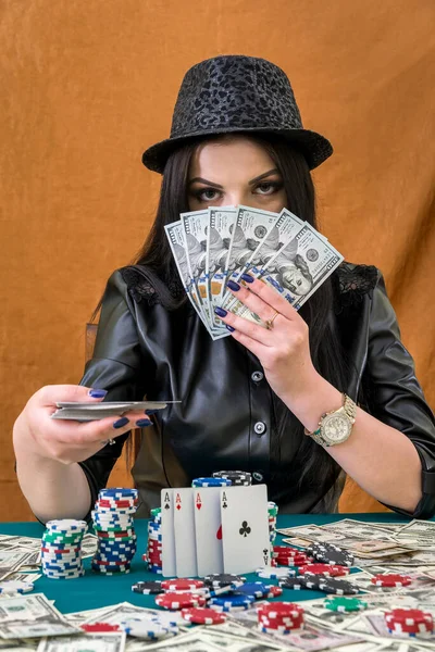 Γυναίκα Δολάρια Και Άσους Συνδυασμό Στο Καζίνο — Φωτογραφία Αρχείου