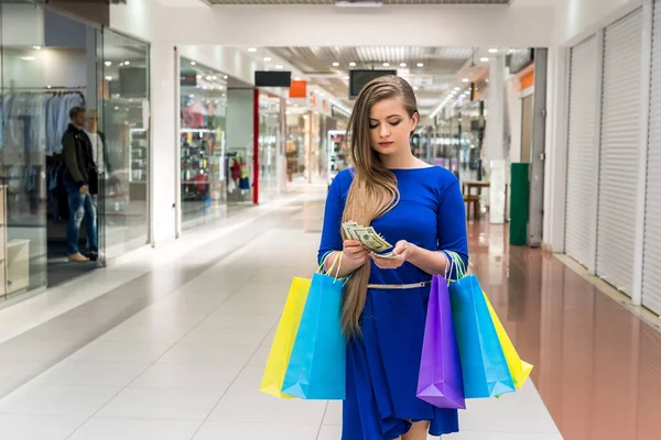 Çantalı Kadın Alışveriş Için Dolar Sayıyor — Stok fotoğraf