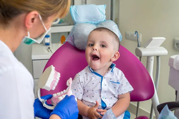 Kleine Jongen Die Zijn Tanden Laat Zien Aan Een Dokter — Stockfoto