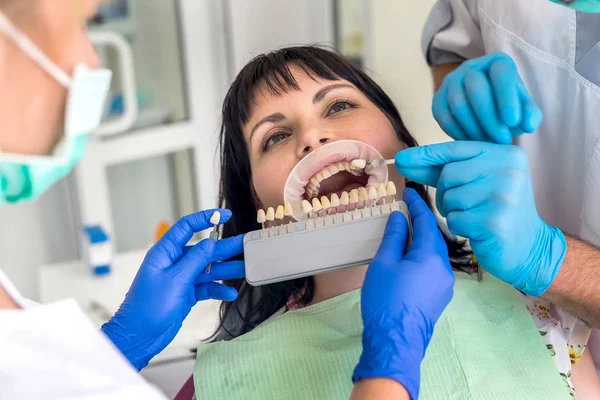 Зубы Пациента Сравнению Образцом Руках Врача — стоковое фото