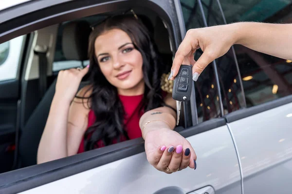 Mujer Recibiendo Llaves Coche Nuevo — Foto de Stock