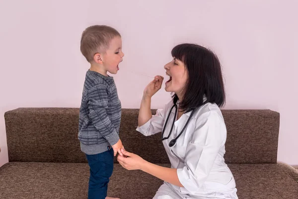 Kleine Jongen Toont Zijn Keel Aan Een Dokter — Stockfoto