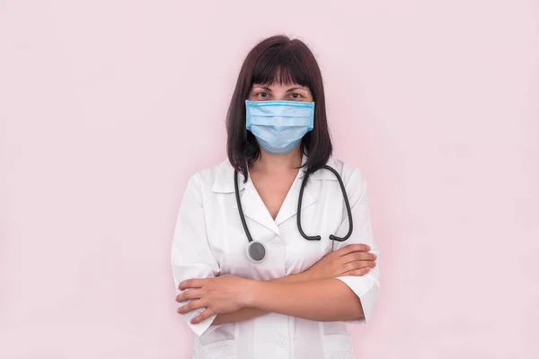 Medico Donna Con Braccia Incrociate Isolato Rosa — Foto Stock