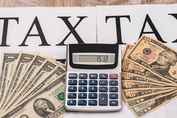 Банкноты Долларах Калькулятором Слове Taxi — стоковое фото
