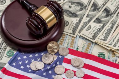 çekiç hakimin dolar ve ABD bayrağı.