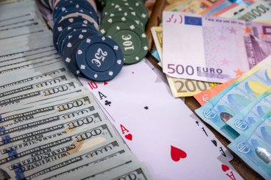 Poker fişleri, dolar ve euro faturaları ile oyun kartı.