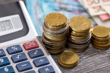 iş kavramı - euro madeni para ve banknot ile hesap makinesi.