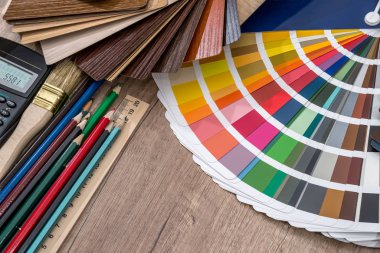 Renk paleti tahta bir torbaya kalem ve hesap makinesi koydu