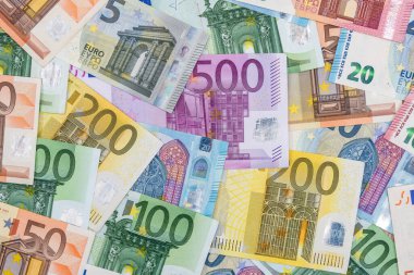 arka plan olarak 20 50 100 200 500 Euro faturaları.