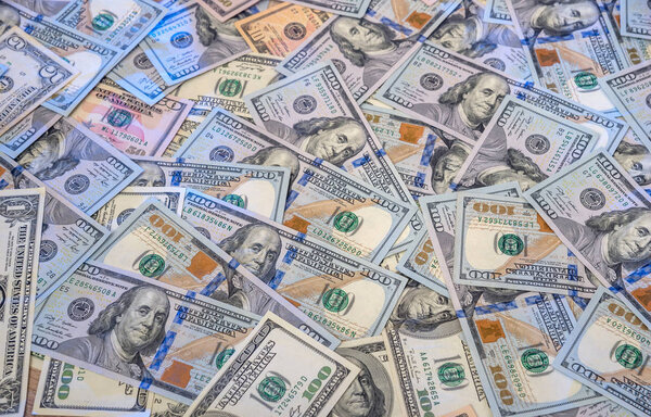 Куча новых и старых стодолларовых купюр
.