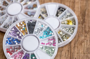 Güzel manikür için mücevher koleksiyonları.