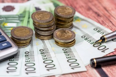 Avrupa para biriminin birçok farklı banknotları. Kapat.