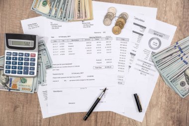 Finans tasarruf ve yatırım kavramı - gelir tablosu, kalem ve dolar.