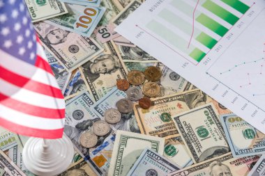 bize para ve Doları ile ABD bayrağı.