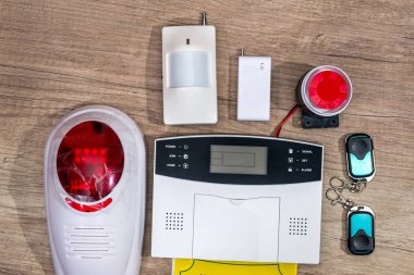 Alarm sistemi ev ahşap masa.