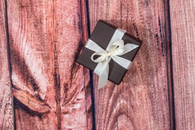 kavramı ahşap yüzeyde Sevgililer günü Hediyelik kutu.