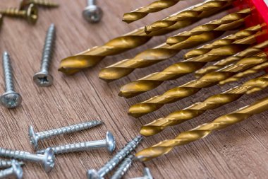 farklı matkap ve vidalar ahşap masa.