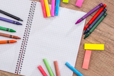 Boş defter ile kalem, tebeşir renkli ahşap masa üzerinde.