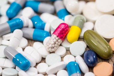 Pek çok ilaç ve ilaç kapsül kapat.