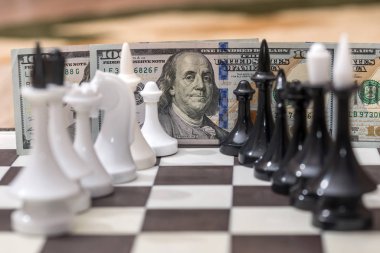 Bize satranç tahtası üzerinde dolar ve satranç figürleri
