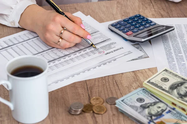 Zakenvrouw Leren Boekhouden Jaarlijkse Begroting — Stockfoto