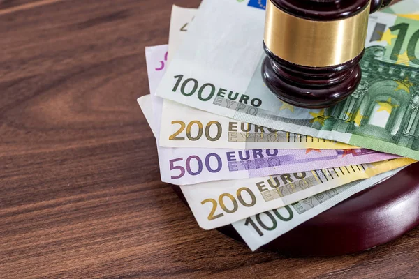 Судья Деревянный Молоток Большим Количеством Евро Счетов Столе — стоковое фото