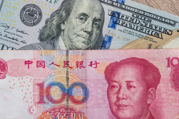 Chiński Yuan Rachunki Dolar Amerykański Jako Tło — Zdjęcie stockowe