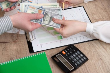 İnsan eli iş grafiğinin üzerinde para değiş tokuşu