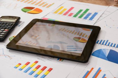 iş çalışma alanı ile dijital tablet, hareket eden smartphone ve bazı Çizelgeler ve grafikler, kalem