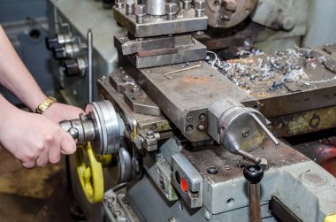 Endüstriyel Torna üzerinde çalışan işçiler