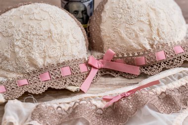 Ahşap üzerinde çok renkli güzel iç çamaşırları