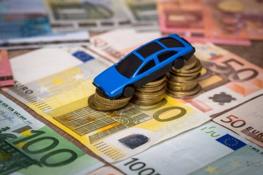 madeni para ve euro faturalarında mavi oyuncak araba