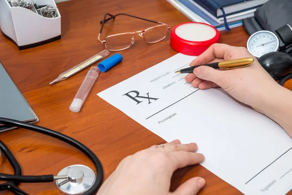 Medico Che Scrive Prescrizione Con Pillole Stetoscopio — Foto Stock